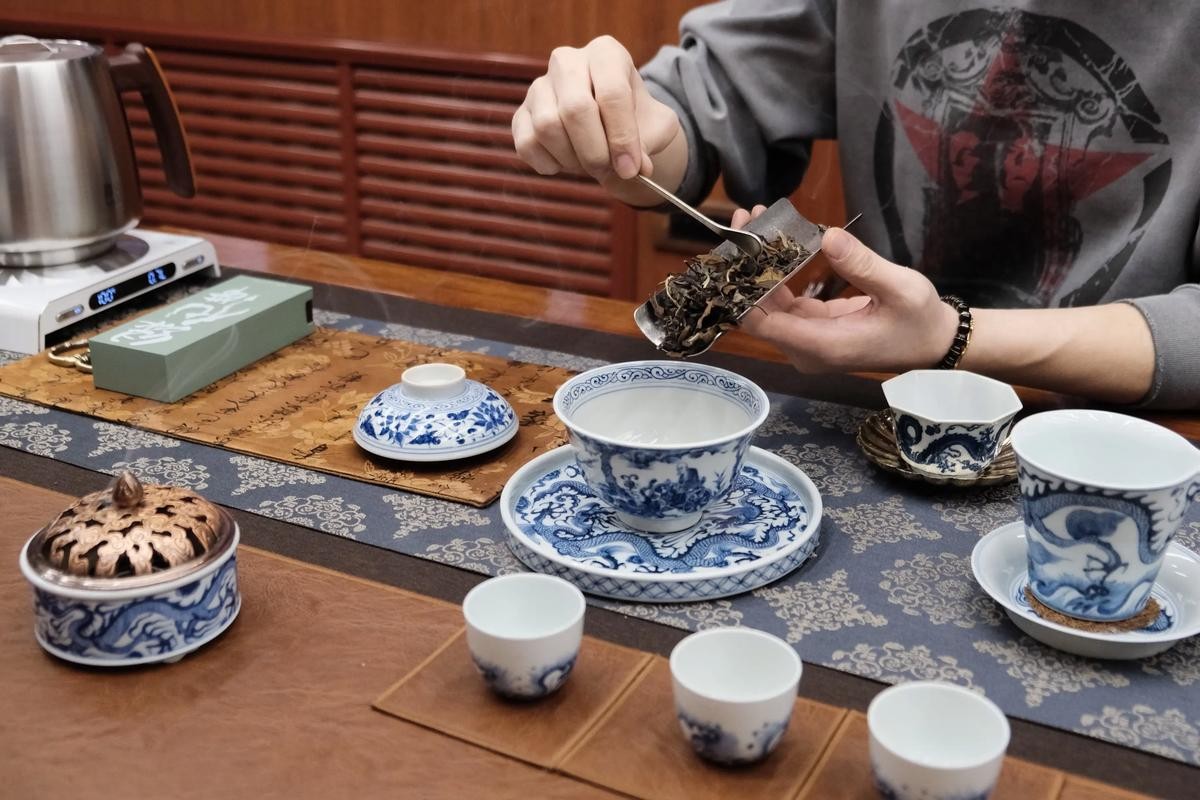 英式下午茶杯与四川盖碗，一场跨越山海的茶桌礼仪交融之旅。